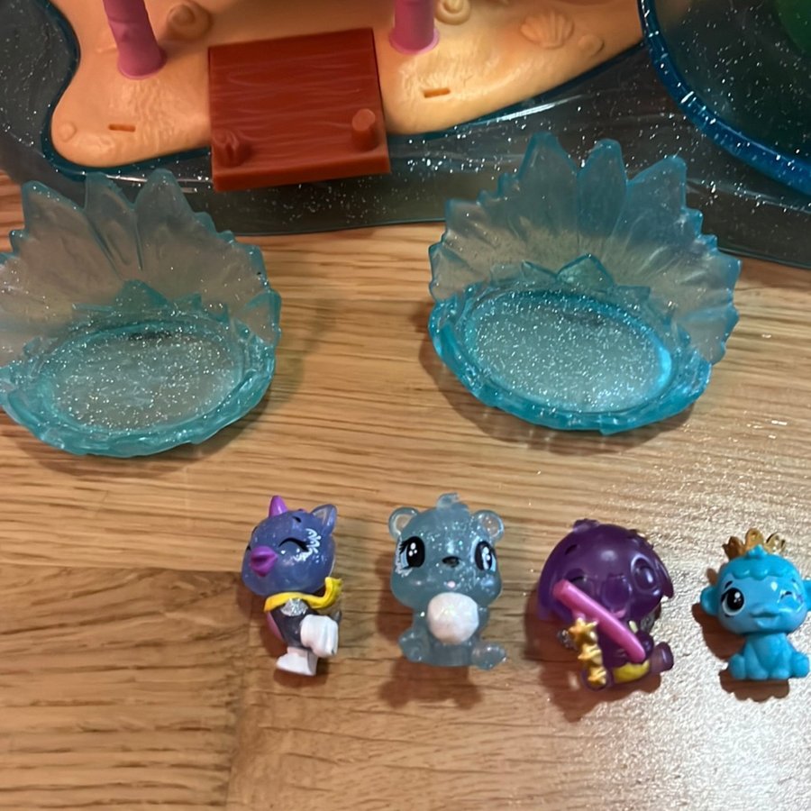 Hatchimals hus miniatyr med figurer ljus och ljud funktioner