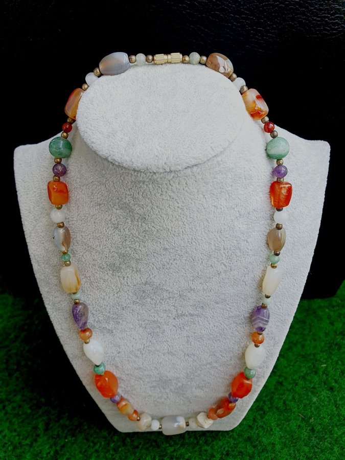 Halsband med stenar i olika färger