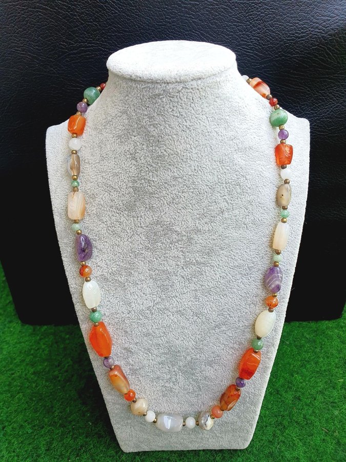 Halsband med stenar i olika färger