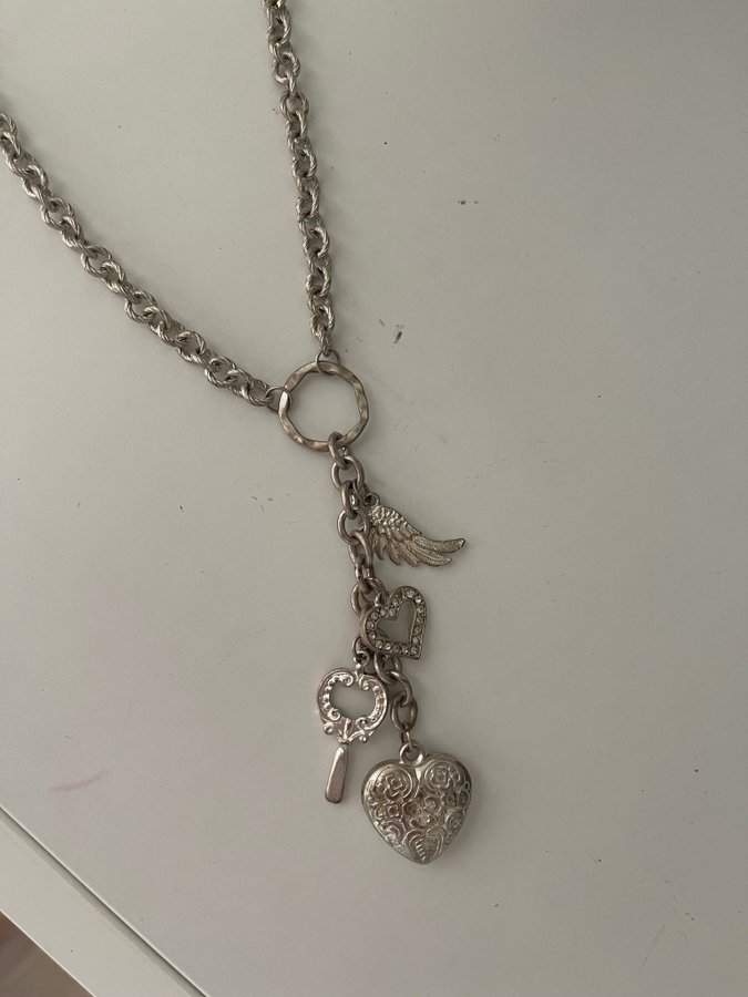 Underbart halsband i silver med berlocker tro hopp kärlek chic trend mode LYX
