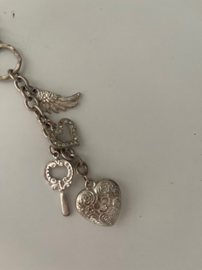 Underbart halsband i silver med berlocker tro hopp kärlek chic trend mode LYX