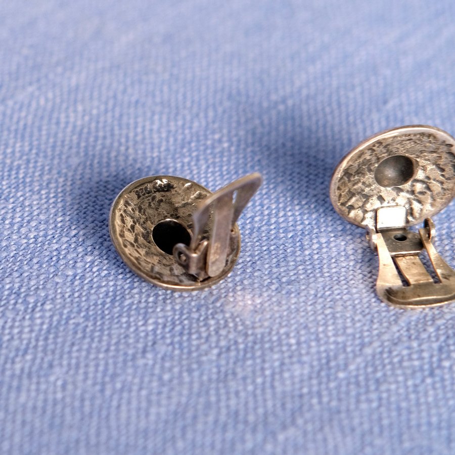 Ett par runda vintage örhängen clips stämplat silver Börje  Karin Tennung