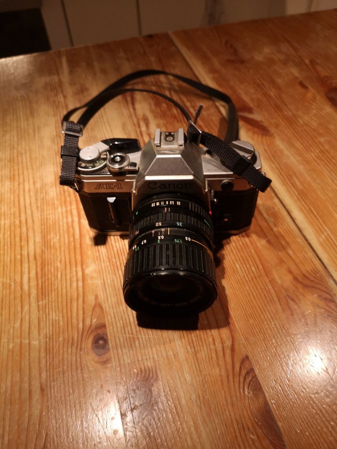 VINTAGE RETRO Canon AE-1 med 50mm objektiv
