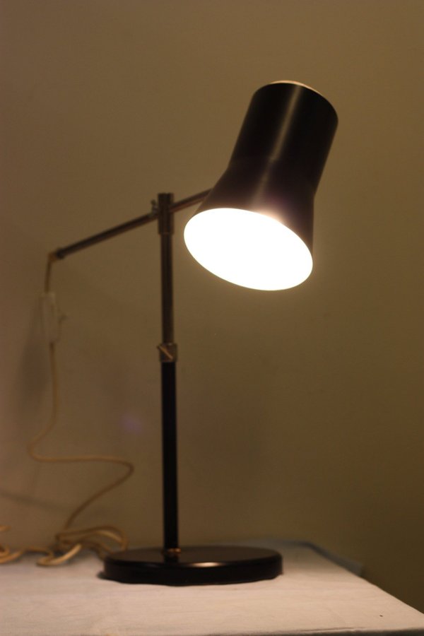 Gammal bordslampa svart målad metall och krom 60-70 tal