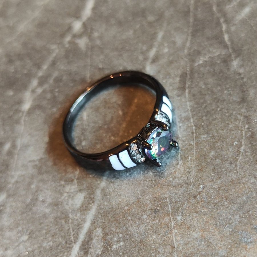 Snygg svart ring med stenar goth metal