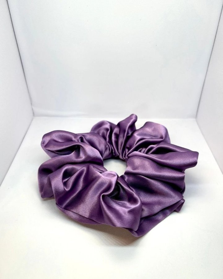 Dusty purple överdimensionerad Scrunchie hårsnodd i siden Enchanted Scrunchie NY