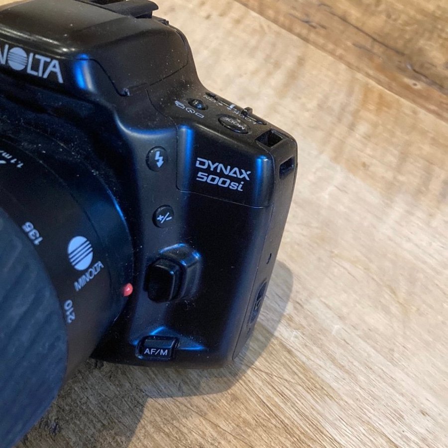 Minolta Dynax 500si SLR-kamera med objektiv