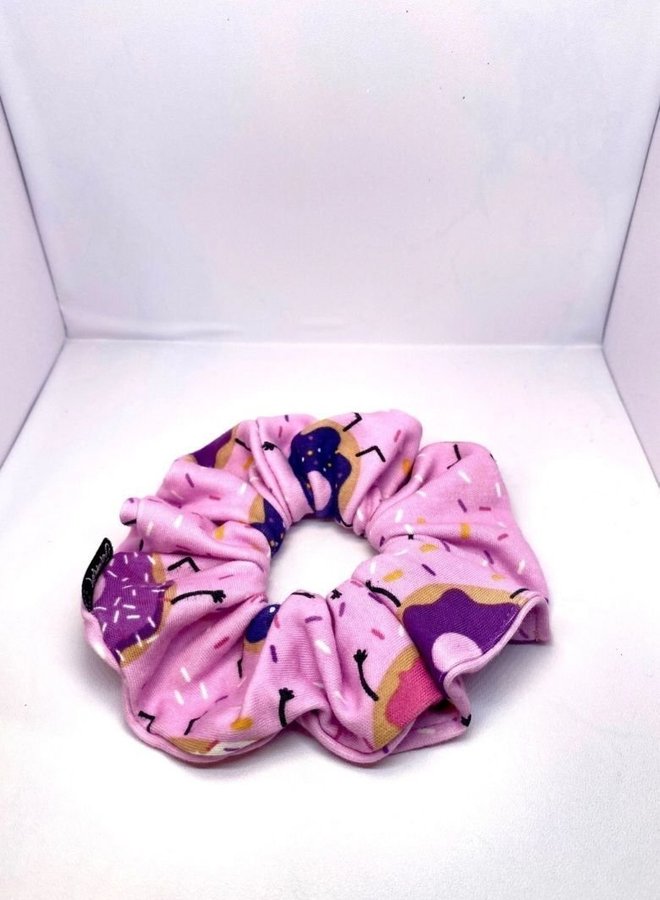 Mini lila / rosa donutmönstrad Scrunchie hårsnodd från Enchanted Scrunch He