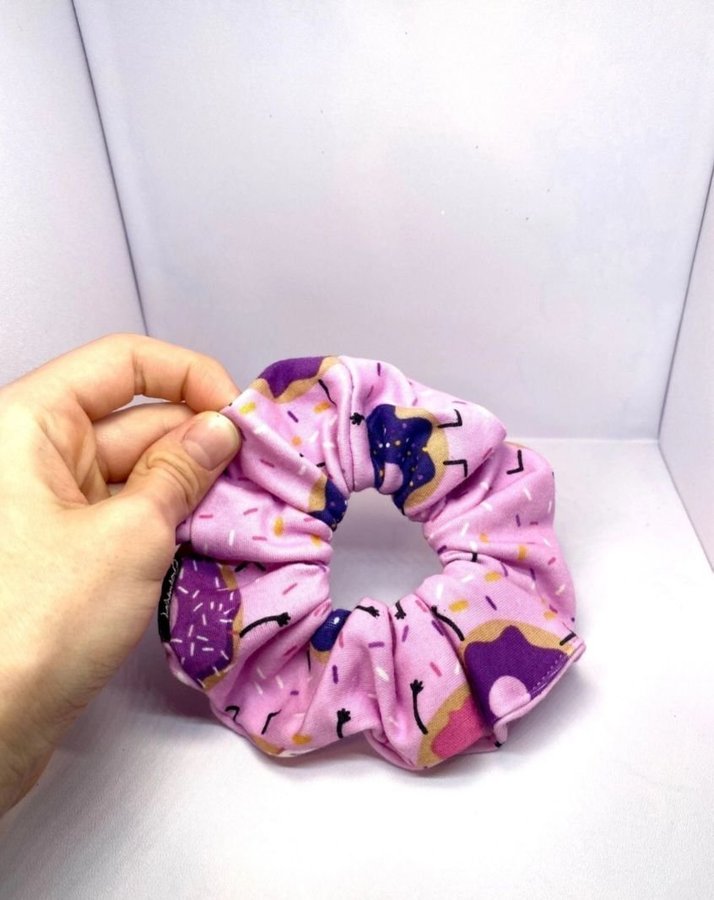 Mini lila / rosa donutmönstrad Scrunchie hårsnodd från Enchanted Scrunch He