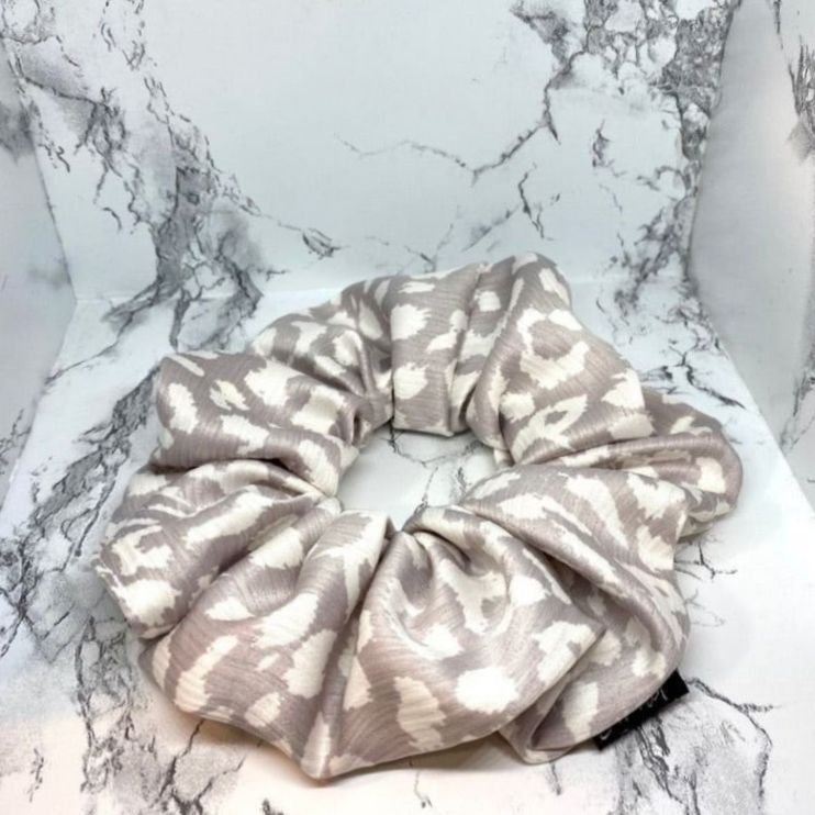 Leopardmönstrad överdimensionerad Scrunchie hårsnodd i siden Enchanted Scrunchie