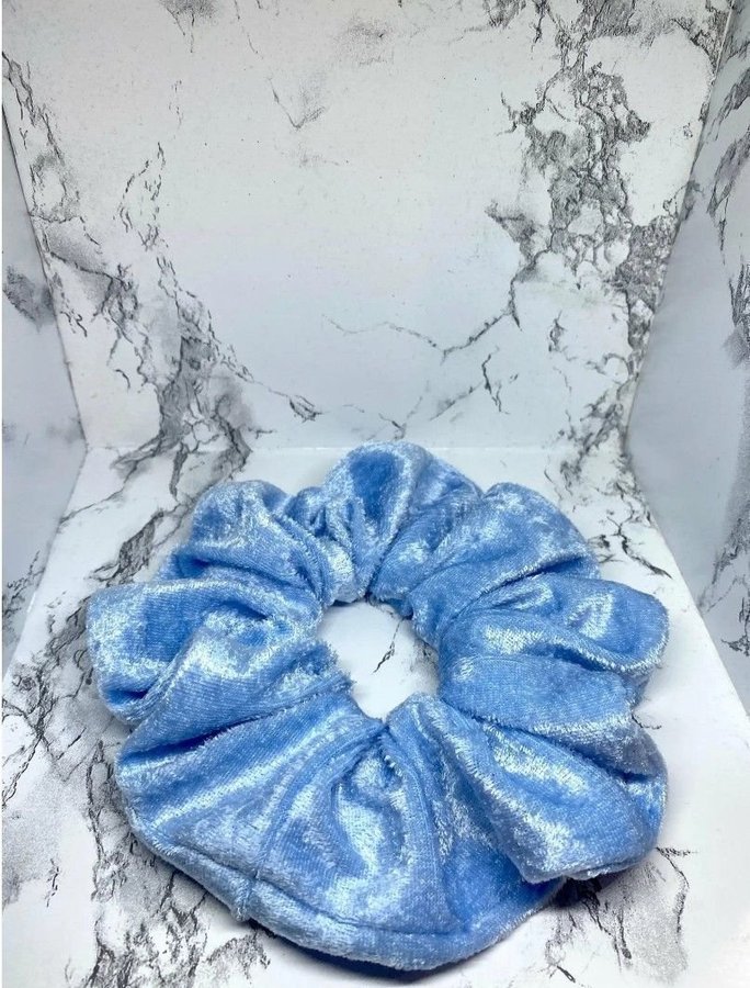 Pastell blå krossad sammet scrunchie hårsnodd från Enchanted Scrunch HELT NY!