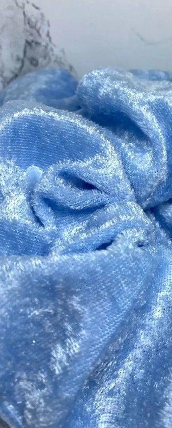 Pastell blå krossad sammet scrunchie hårsnodd från Enchanted Scrunch HELT NY!