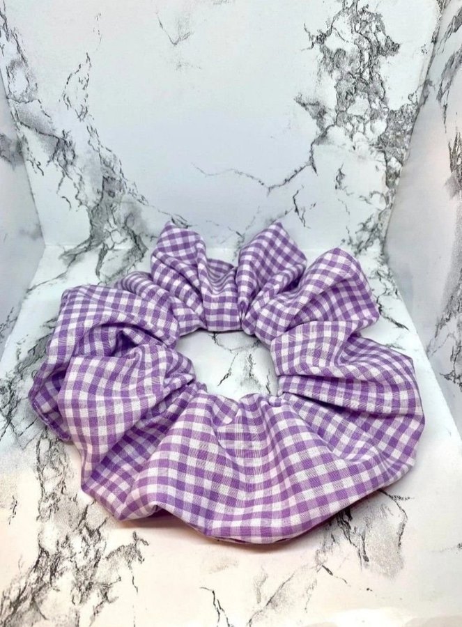 Lila rutmönstrad rutig scrunchie hårsnodd från Enchanted Scrunch NY