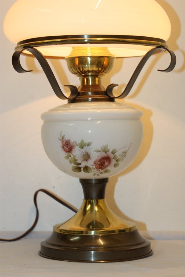 Stor el-fotogen bordslampa mässing porslin vit dekorerad glas RETRO
