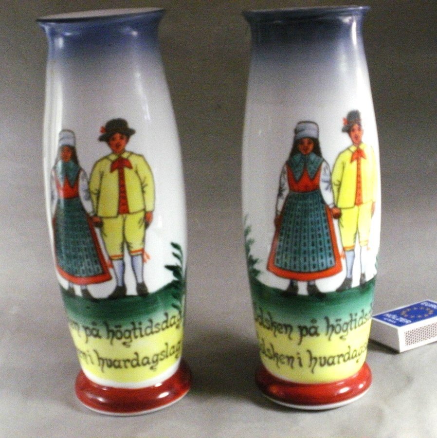 Två antika munblåsta vaser i flussglas Tidigt 1900-tal Handmålade