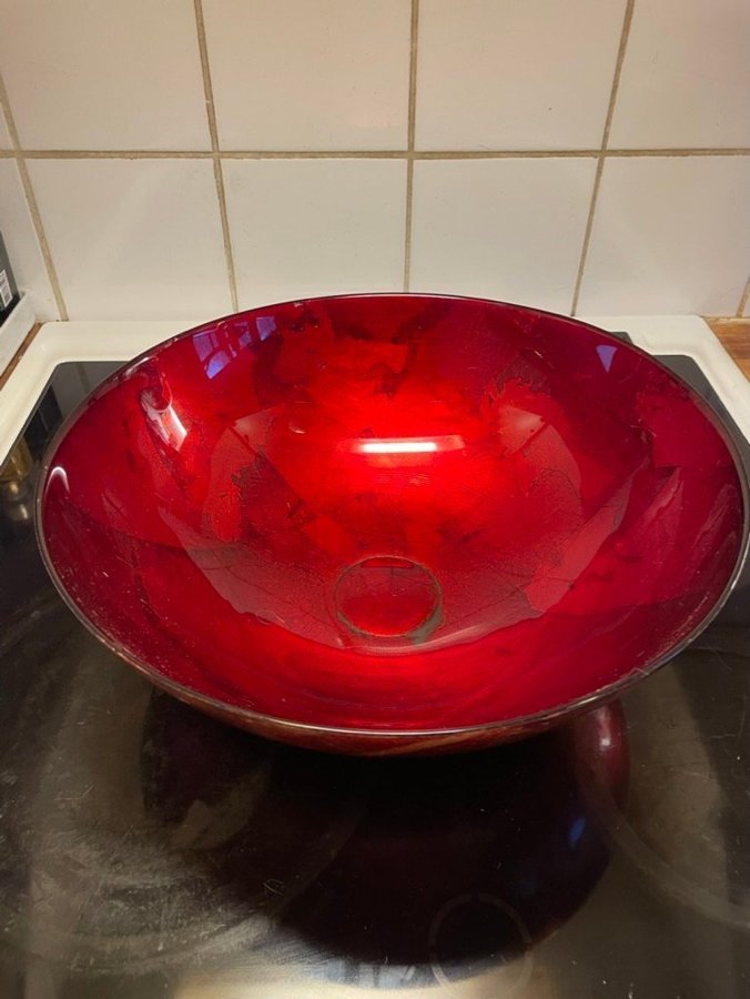 Vacker röd skål i glas