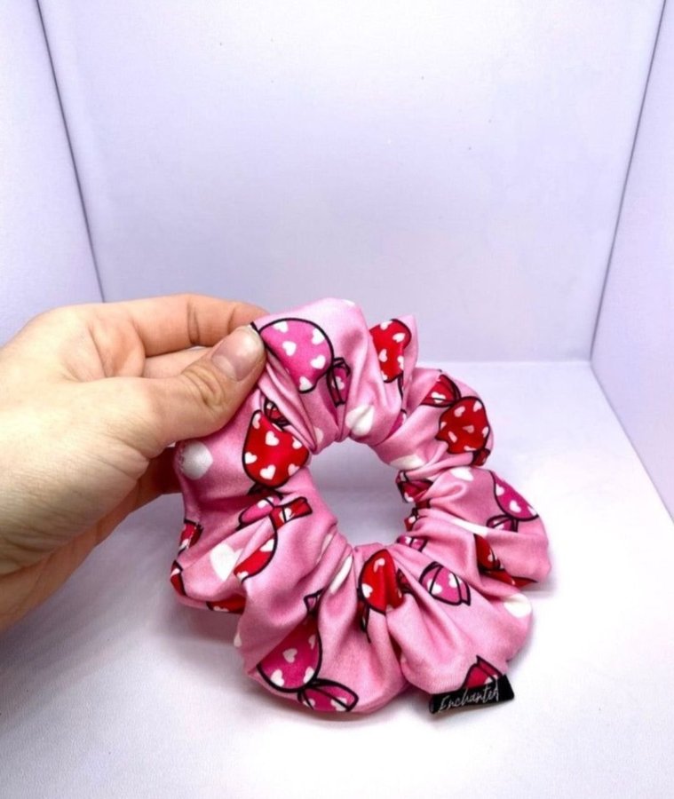 Mini rosa candy godismönstrad Scrunchie hårsnodd från Enchanted Scrunch Hel