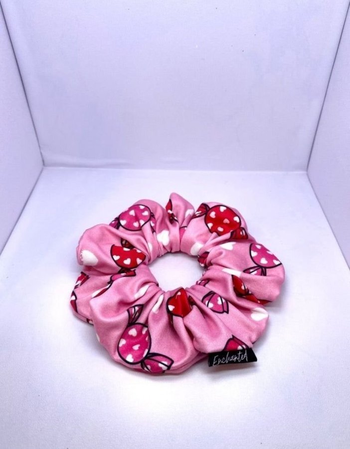 Mini rosa candy godismönstrad Scrunchie hårsnodd från Enchanted Scrunch Hel