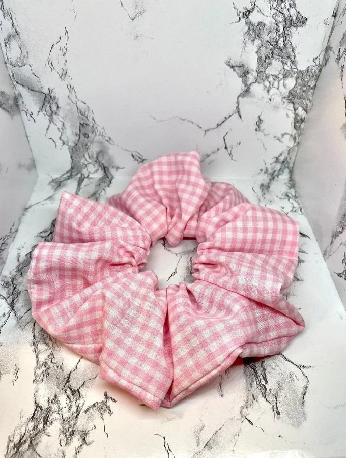 Rosa rutmönstrad scrunchie hårsnodd från Enchanted Scrunch TREND 80-tal NY