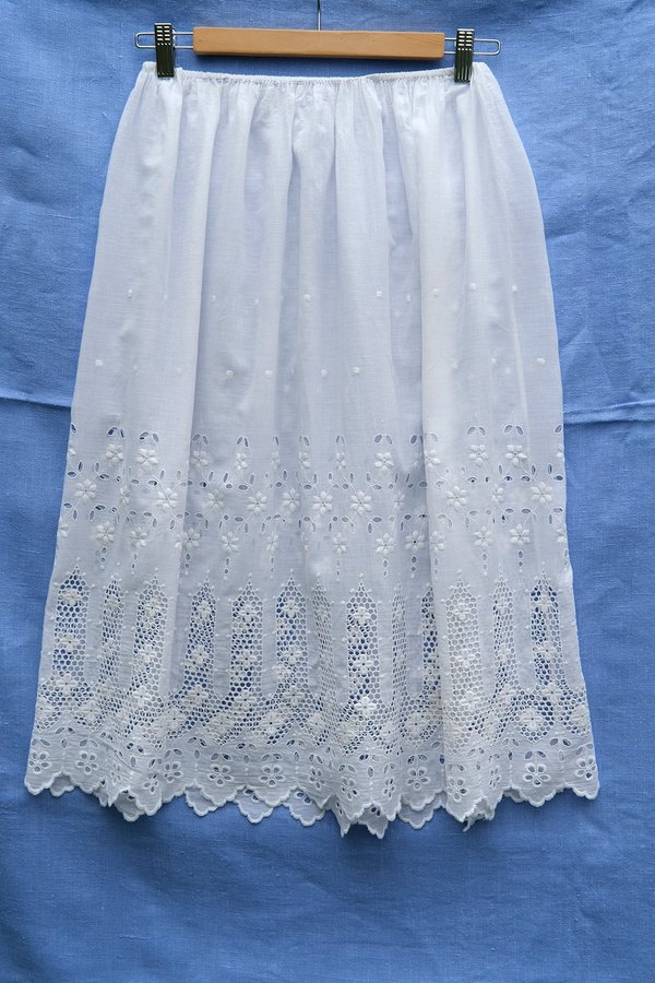Underbar ljuvlig gammal vintage kjol i vit voile vacker spets broderi