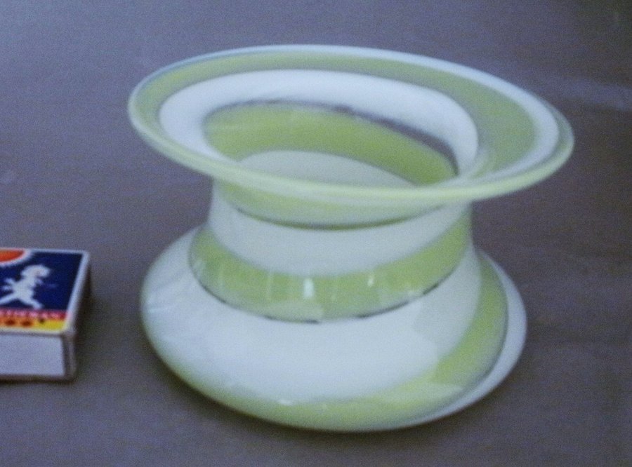 Glasvas med grön-vit spiraldekor ”Stripe”? Ingeborg Lundin Orrefors