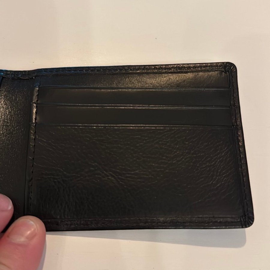 Mycket fin läderplånbok (svart) - med 8 stycken fack