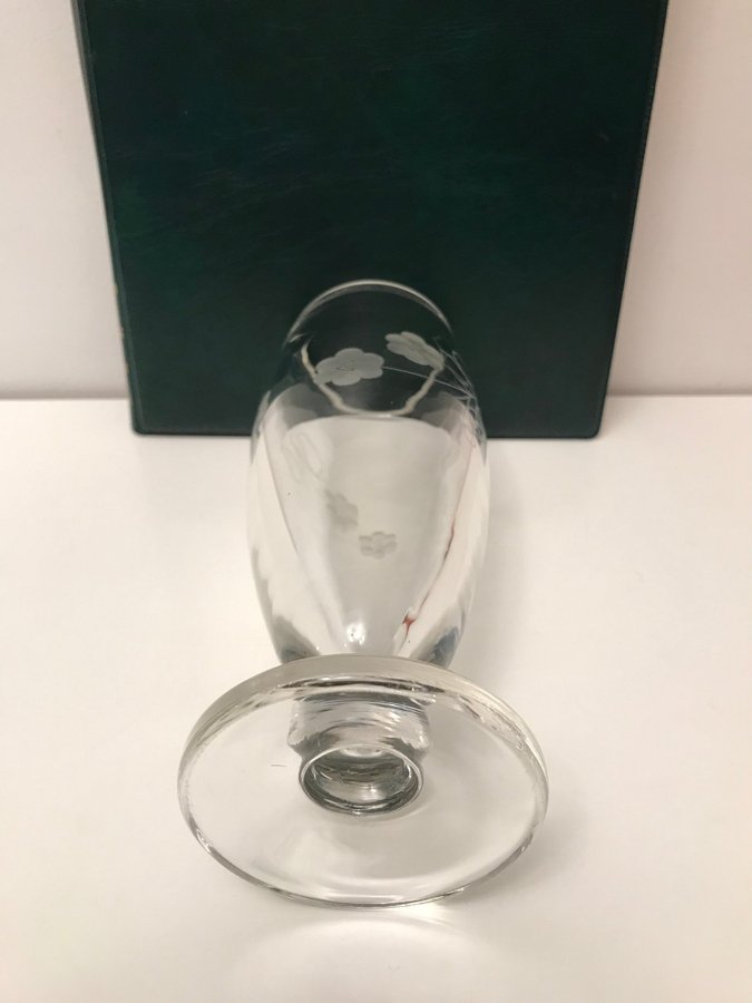 Fin vas på fot / pokal / högt glas Från Reijmyre glasbruk Handblåst