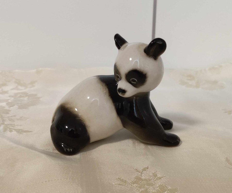 Retrofigur "Panda" design Veselov P djurmålning Lomonosov-fabriken 1970-80tal