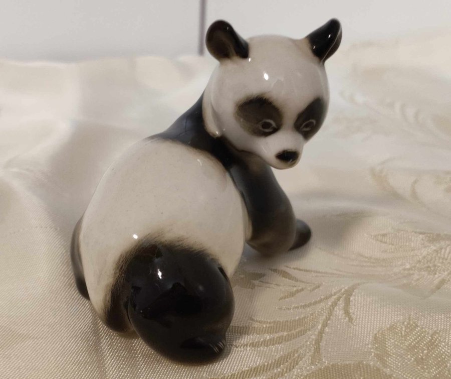 Retrofigur "Panda" design Veselov P djurmålning Lomonosov-fabriken 1970-80tal