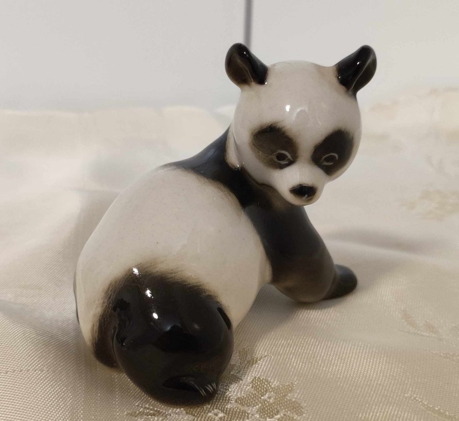 Retrofigur "Panda" design Veselov P djurmålning Lomonosov-fabriken 1970-80tal