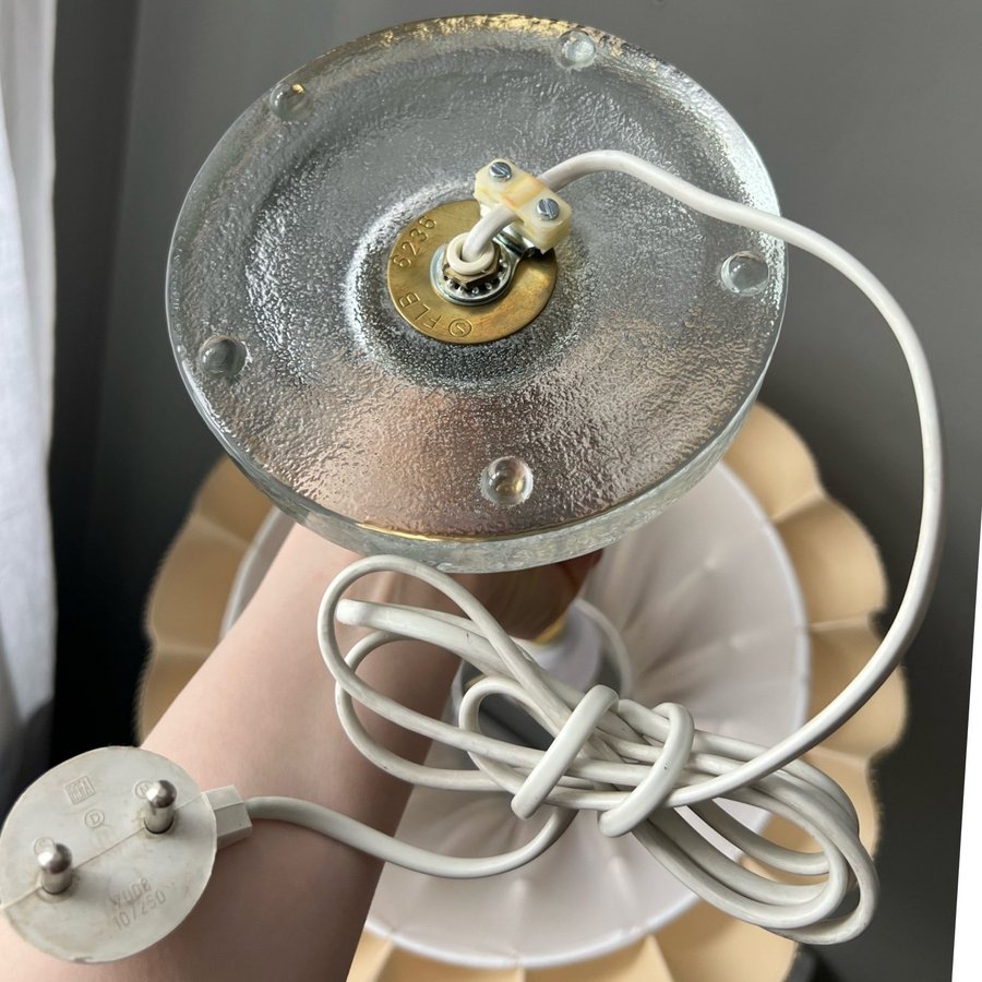 Stor gammal lampa vintage lampskärm lampfot i mässing + glas Retro bordslampa