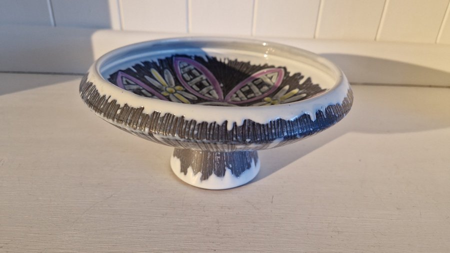 Fin keramik skål på fotLaholm keramik