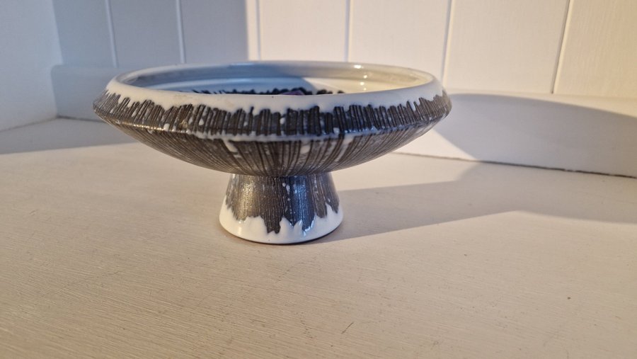 Fin keramik skål på fotLaholm keramik