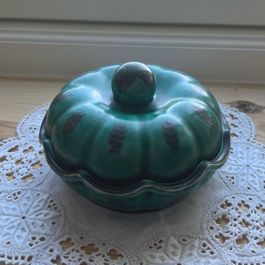 Wilhelm Kåge Gustavsberg grön skål med fint knopplock urna