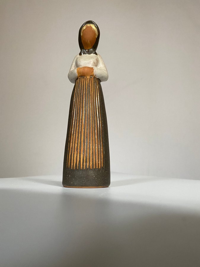 keramik figurin "flicka med förkläde" lergods