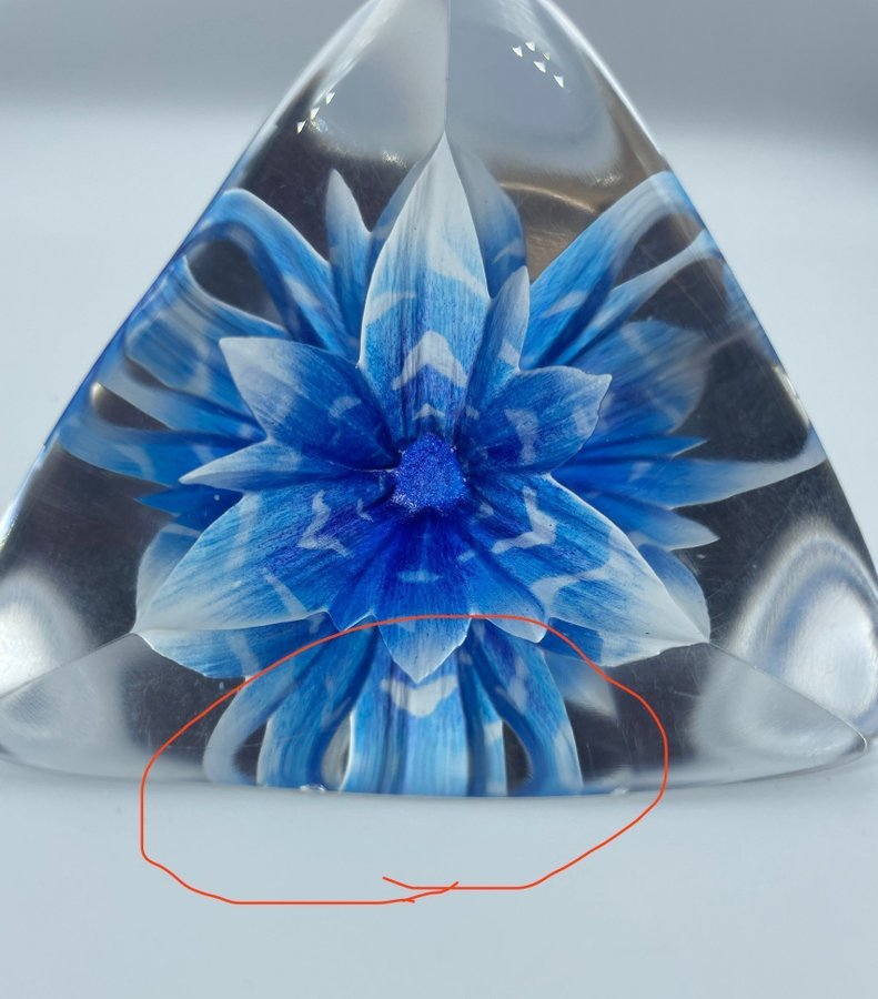 Snyggt mindre glasblock med blå blomma i design av Mats Jonasson för Målerås