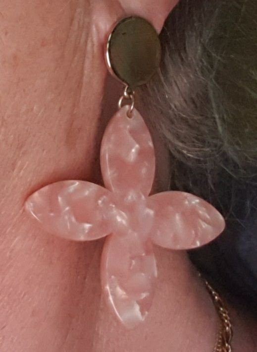 Ett par riktigt söta hängande örhängen /blommor/marmorerad /pärlemo plast/rosa
