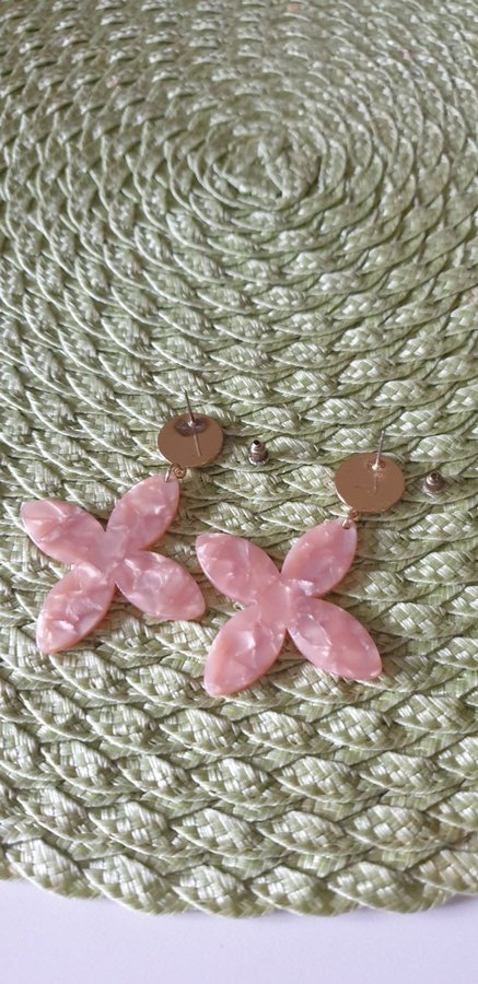Ett par riktigt söta hängande örhängen /blommor/marmorerad /pärlemo plast/rosa