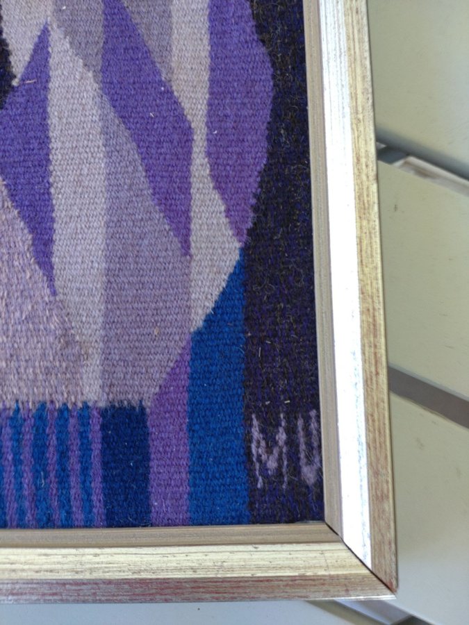 Tavla flamskvävnad i lila nyanser FÅGEL textilkonst inramad
