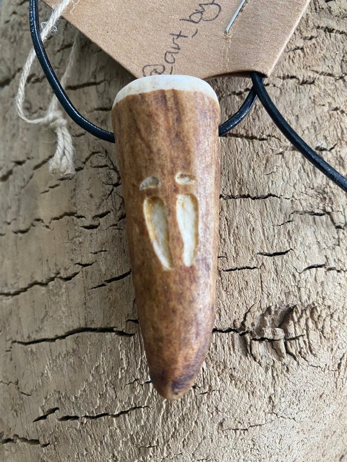 Halsband i horn från älg med inristat älg spår necklace made from moose horn