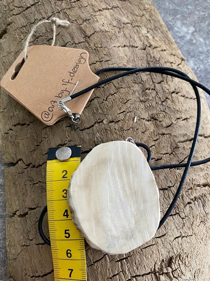 Halsband i horn från älg Necklace made from moose horn