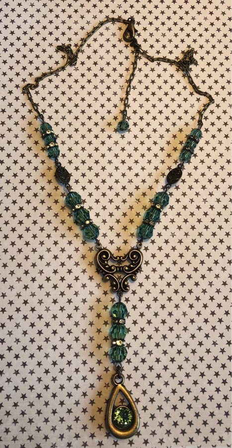 Romantiskt halsband i viktoriansk stil med Swarovskikristaller