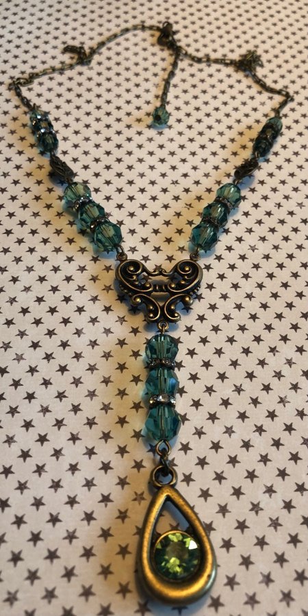 Romantiskt halsband i viktoriansk stil med Swarovskikristaller