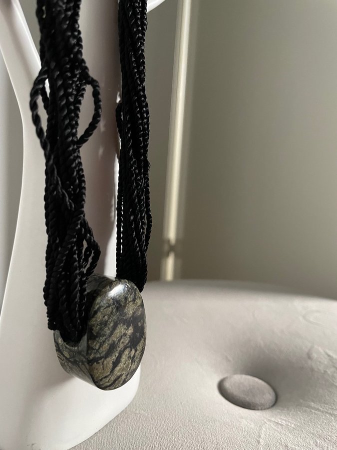 Halsband med natur sten