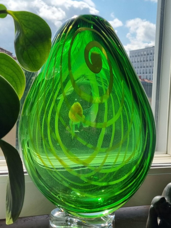 Otroligt härlig vas / konstglas i smaragdgrön färg med skönt mönster