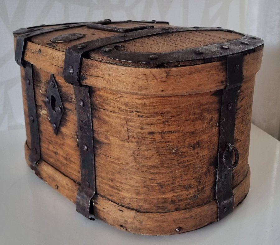 Antikt färdskrin trä/järn allmoge 1700-tal svepteknik