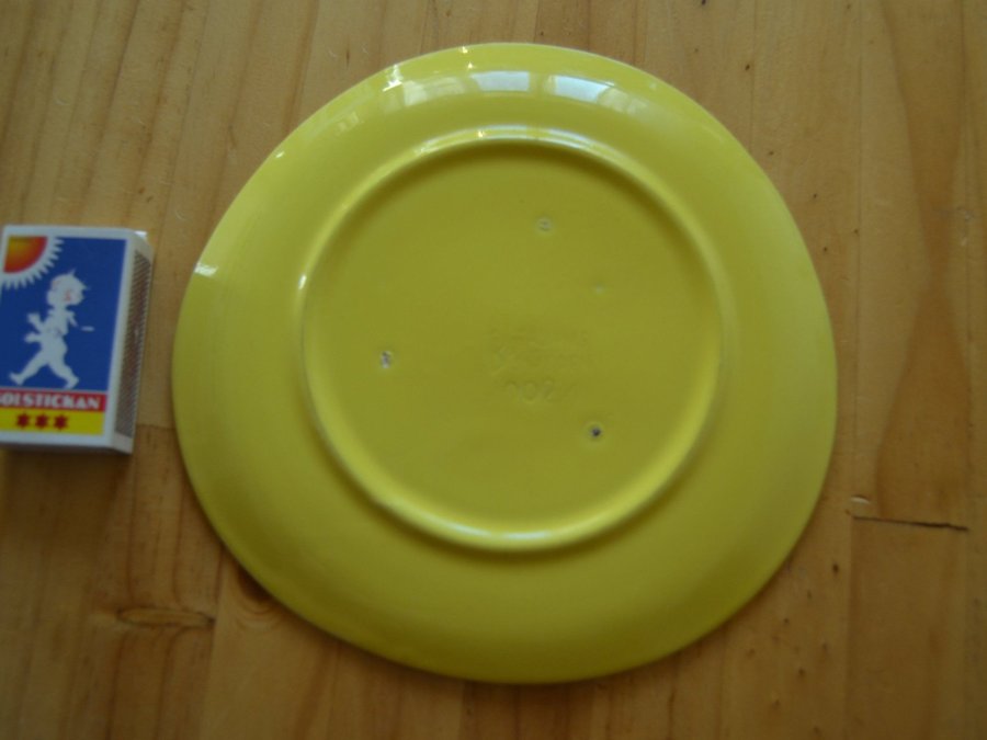 Assiette gul diameter 18 cm Bo Fajans Sweden (stämplad)