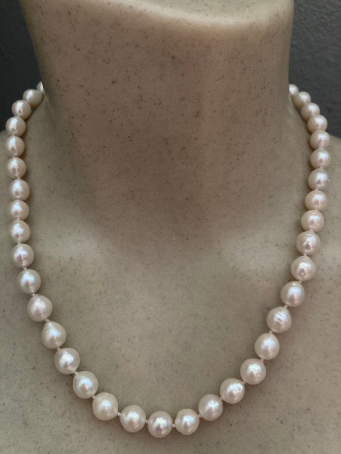Klassiskt collier med äkta odlade silkes vita pärlor m extrem lyster