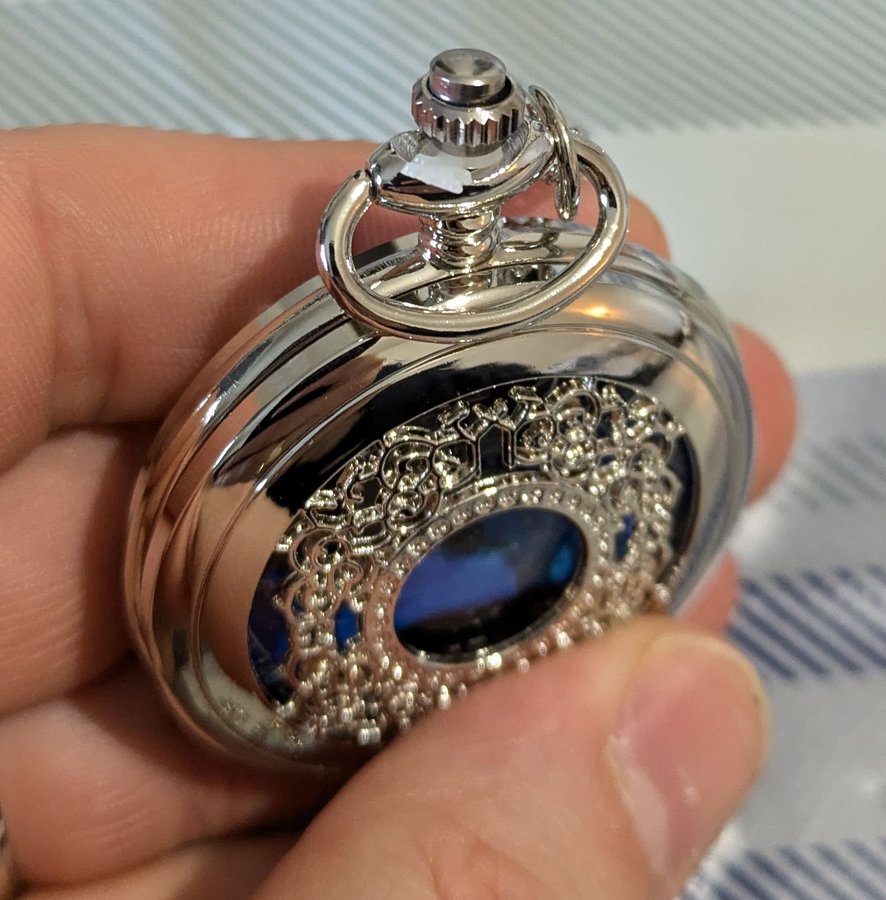 Silverfärgat fickur med blå urtavla - helt nytt!