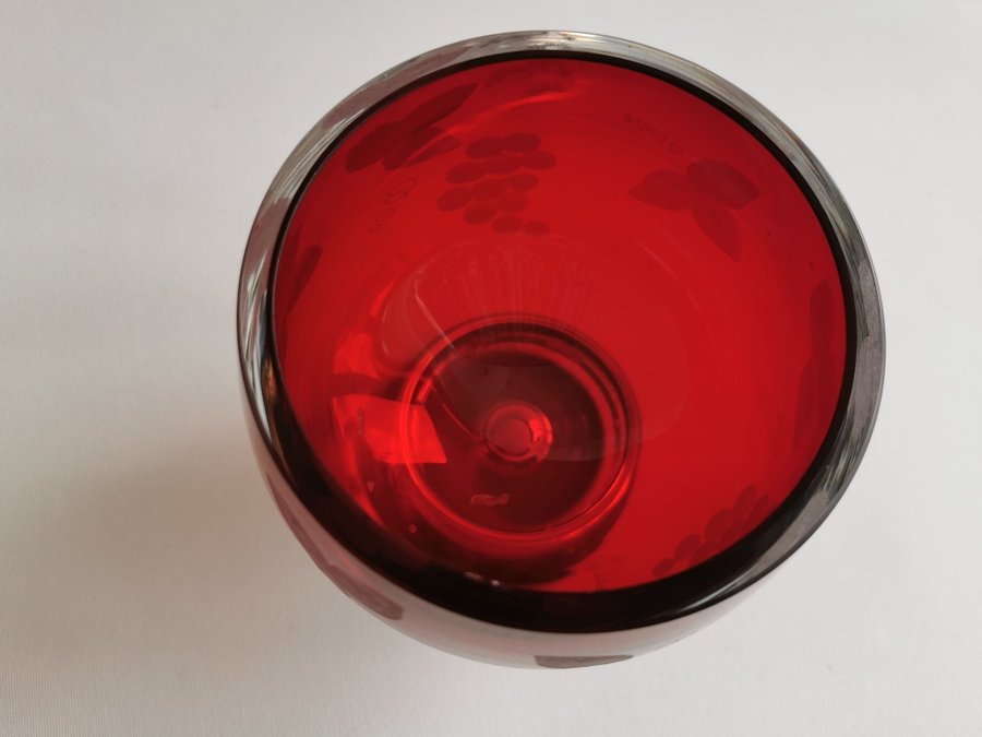 1 st vintage ljuslykta i rött glas på klar fot från Reijmyre